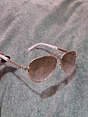 Stylish Gold Aviator Sunglasses with Pink Temples